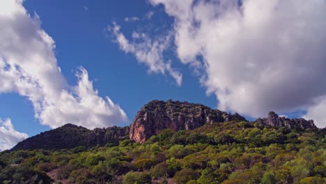 vista de ángulo bajo de la cresta de la montaña alta con nubes que pasan por el fondo