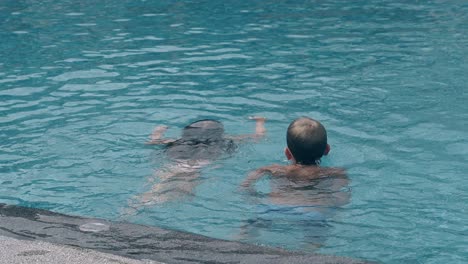 Fröhliche-Kleine-Blonde-Kinder-Wechseln-Sich-Ab-Und-Tauchen-Ins-Wasser