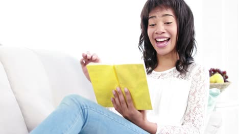mujer sonriente leyendo un libro