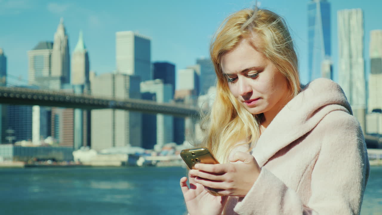 Una giovane donna usa uno smartphone 4