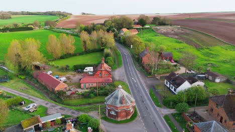 Imágenes-Aéreas-De-Drones-De-Un-Pequeño-Pueblo-De-Lincolnshire-Llamado-Burwell-En-El-Reino-Unido