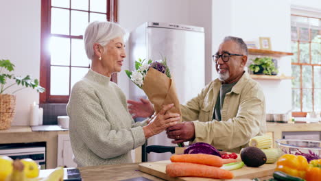 sorpresa, abrazo o pareja de mayores con flores