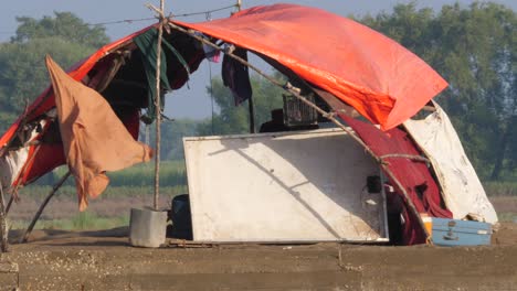 Vista-Del-Campamento-Improvisado-Hecho-Por-Locales-Debido-A-Las-Inundaciones-En-Sindh,-Pakistán