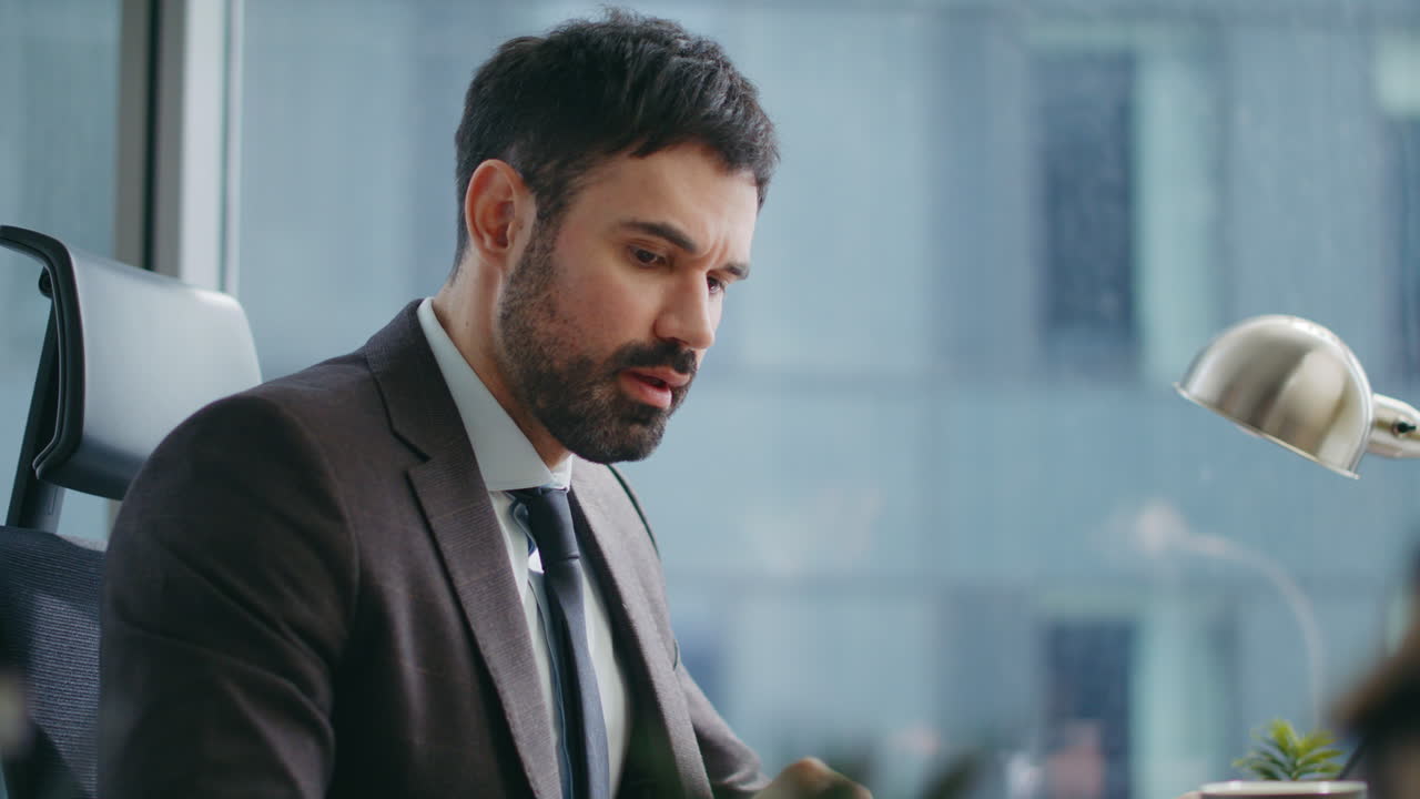 lavoratore pazzo video chiamata urlando nel portatile web camera da vicino. capo urlando