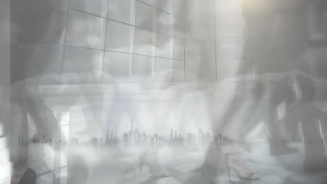 video compuesto de time-lapse de personas caminando en la oficina contra la vista aérea del paisaje urbano