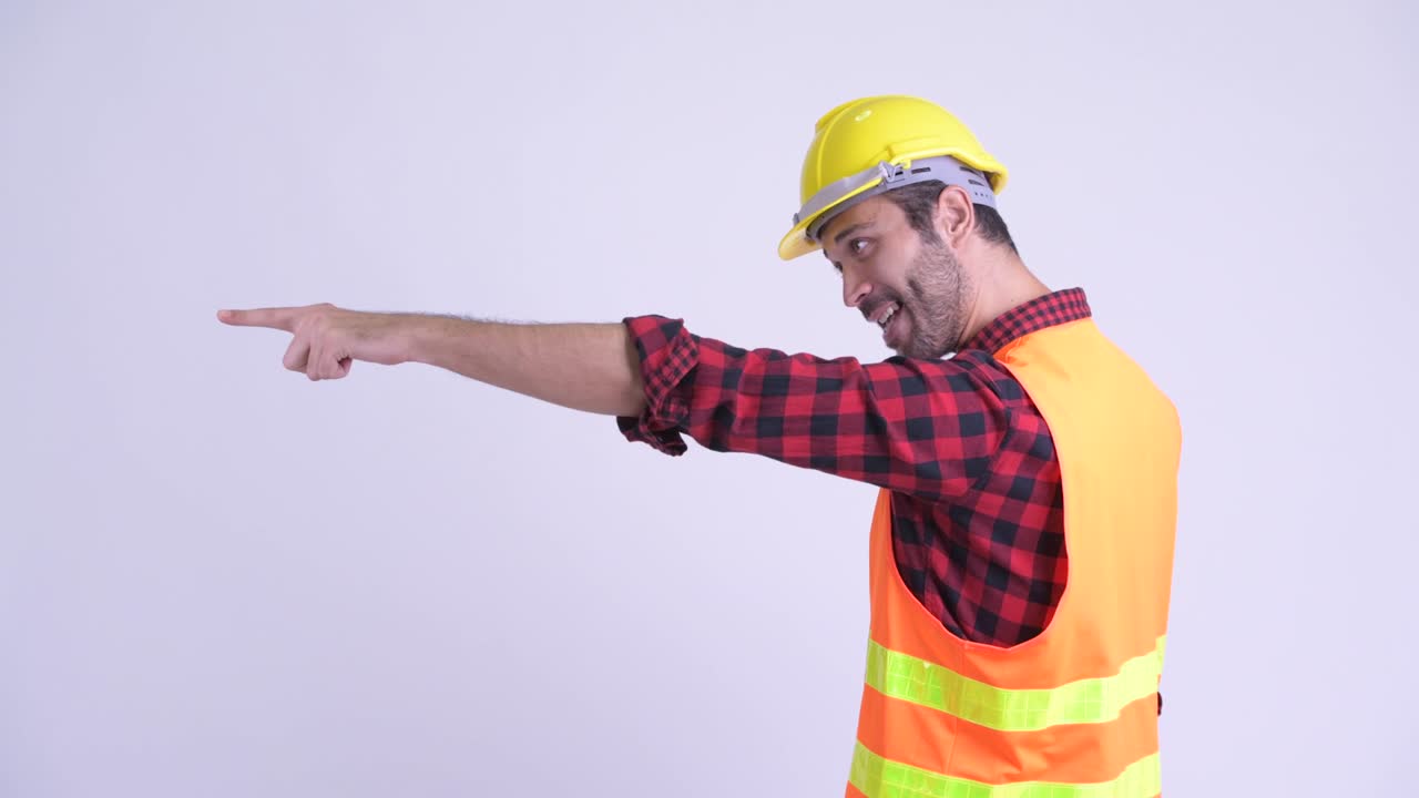 feliz hombre persa barbudo y guapo trabajador de la construcción