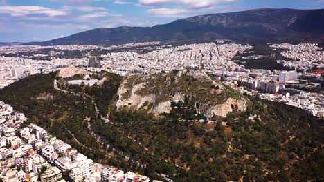 Lycabettos,-Der-Höchste-Hügel-In-Athen,-Blick-Aus-Der-Vogelperspektive,-Gefilmt-Mit-Einer-Drohne