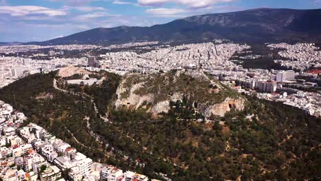 lycabettos la colina más alta de atenas vista desde el punto de vista de los pájaros filmada por un dron