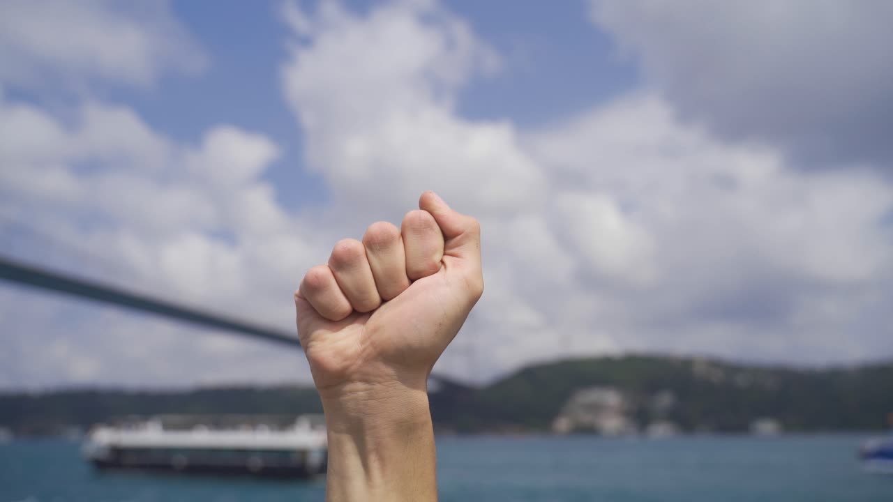 혁명가는 주먹을  ⁇ 습니다. 상징입니다.