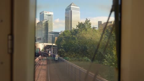 Londres-Inglaterra-Septiembre-2022-Vista-Trasera-Del-Tren-Dlr-Que-Sale-De-Canary-Wharf