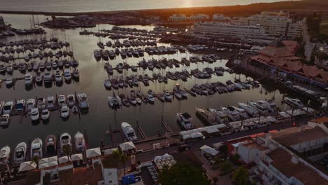 Ein-Hyperlapse-Während-Der-Schönen-Goldenen-Stunde-Und-Des-Sonnenuntergangs-In-Einer-Europäischen-Stadt