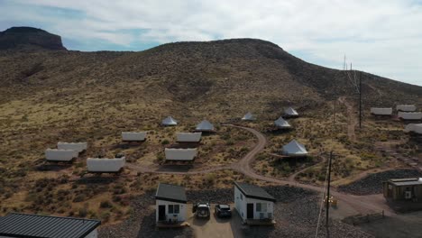 Destino-Para-Acampar-En-El-Resort-De-Flores-Silvestres-De-Zion---Glamping-En-El-Parque-Nacional-De-Zion,-Utah