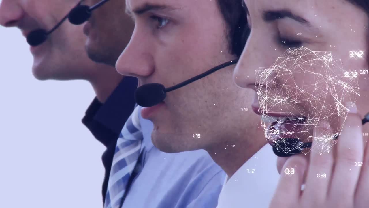 animación del globo con una red de conexiones a través de personas de negocios que usan auriculares telefónicos