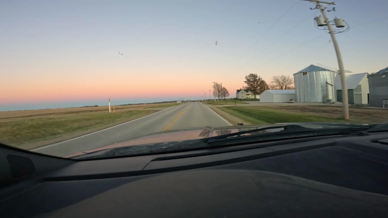 시골 카운티 고속도로에서 운전하는 동안의 관점