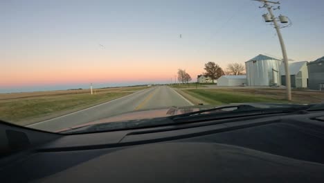 punto de vista mientras conduce por una carretera rural del condado