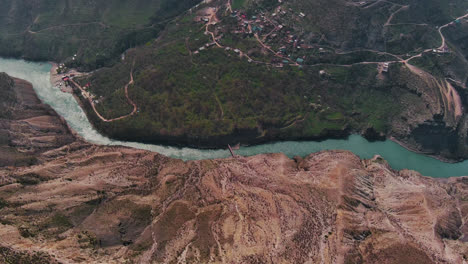 río sulak y cañón en las montañas de daguestán