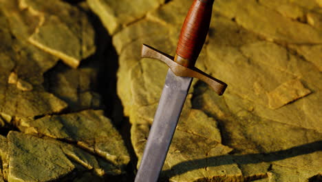 la espada excalibur en la piedra rocosa al atardecer
