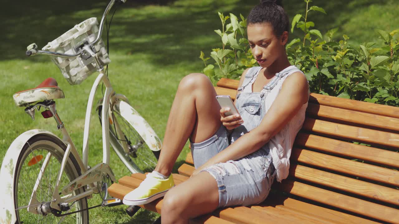 Giovane con smartphone e bicicletta