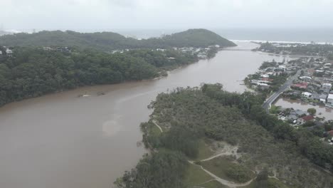 Tallebudgera-Creek-An-Einem-Bewölkten-Tag-Im-Südosten-Von-Queensland,-Australien---Luftdrohnenaufnahme