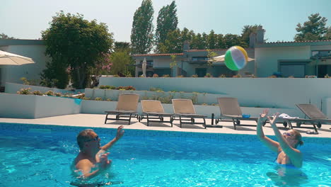 Hombre-Y-Mujer-Jugando-A-La-Pelota-En-La-Piscina-De-Casa