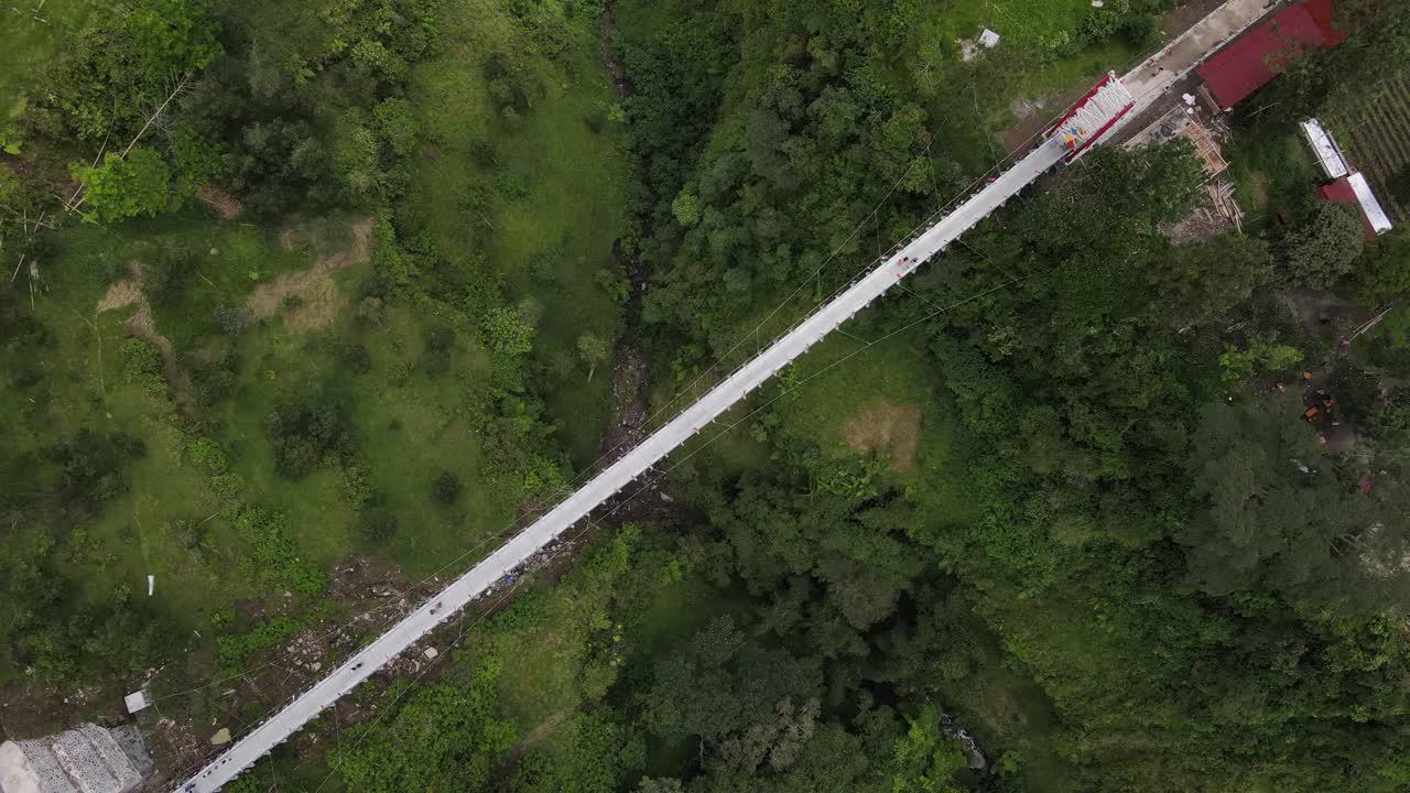 un destino turístico para el puente colgante girpasang que tiene un medio de cruce, a saber, la góndola en las laderas del monte merapi