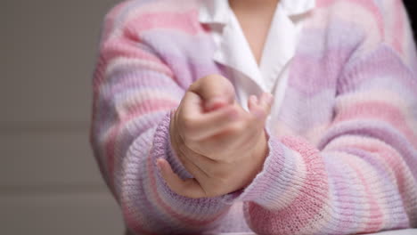 individual pellizcando, apretando y dando vueltas a su muñeca para aliviarse de la inflamación y el dolor que está sintiendo