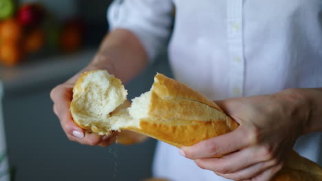 Frau-Bricht-Halb-Frisch-Gebackenes-Brot-Ein.-Nahaufnahme-Weiblicher-Hände