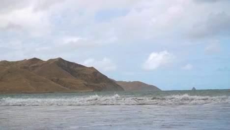 vagues se brisant sur la plage de nouvelle-zélande