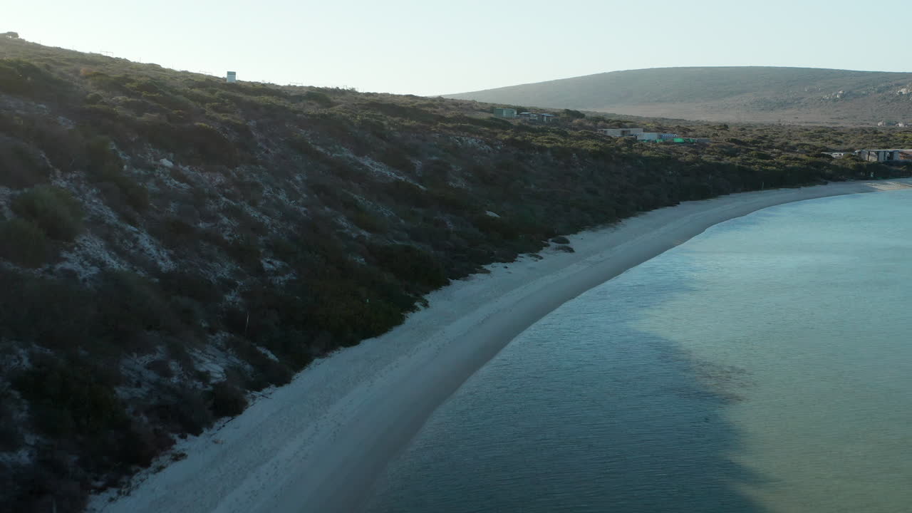 서해안 국립 공원, 남아프리카 - 공중 드론 샷에서 잔잔한 바다 위를 날다