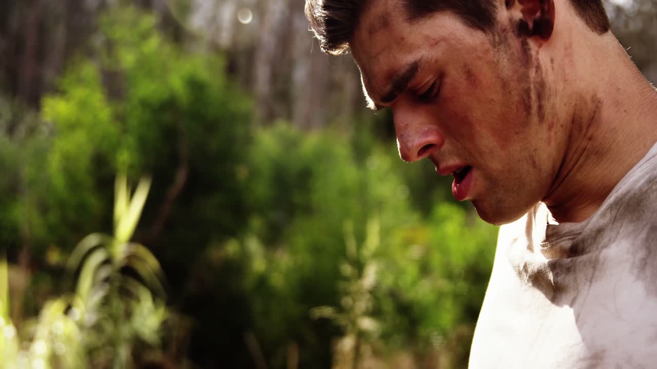 장애물 코스 4k 동안 부트 캠프에 서 있는 군인