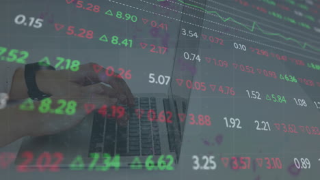 animación del procesamiento de datos financieros sobre un hombre caucásico usando una computadora portátil