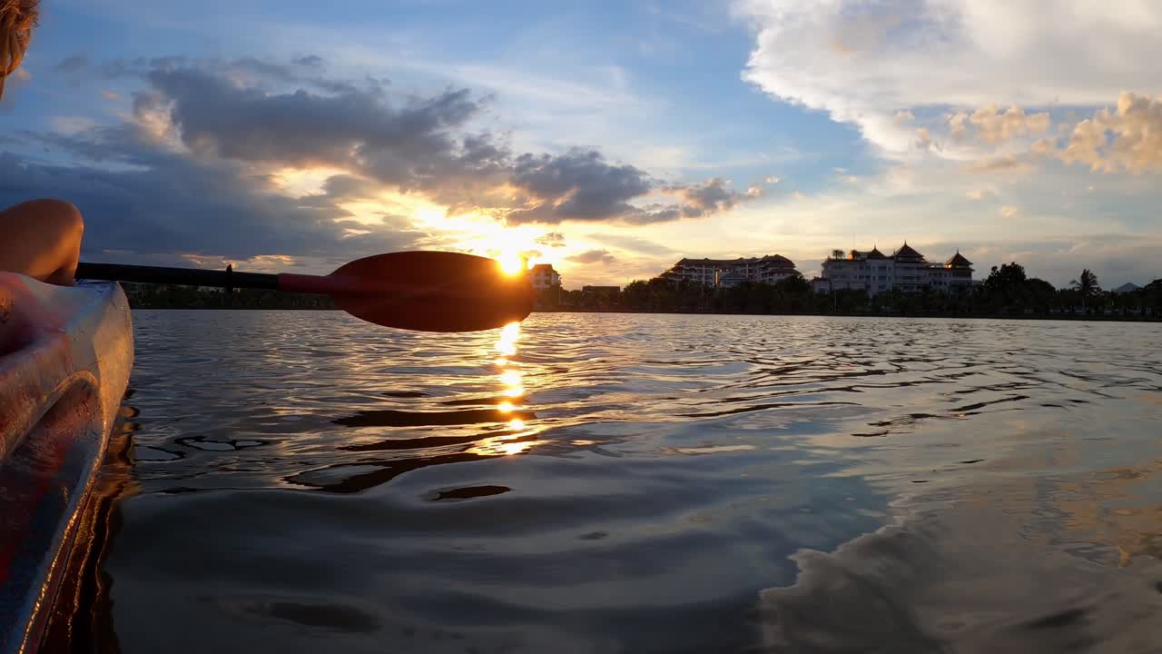 태양은 노 뒤에서 엿본다