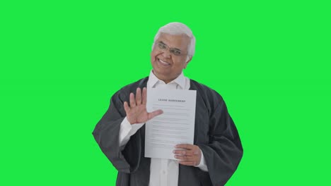 un abogado senior indio feliz presentando su caso en la corte pantalla verde