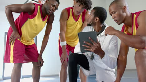 Vielfältiges-Basketballteam-Prüft-Strategie