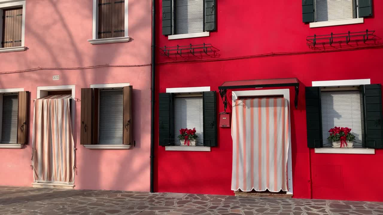 burano, italia - 20 de enero de 2020: casas coloridas en la isla de burano en italia. la isla de burana es famosa por sus coloridas casas de pescadores.