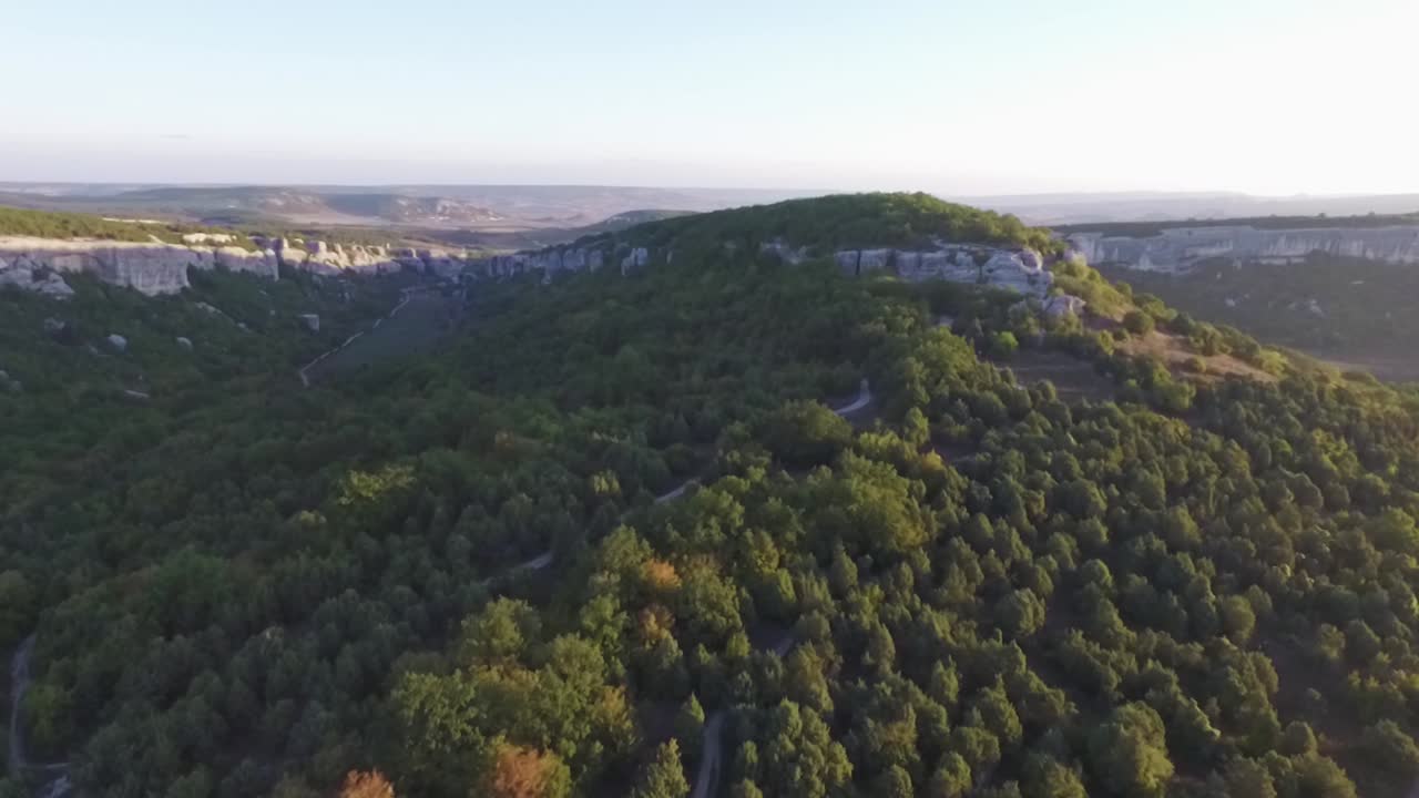vista aérea de un paisaje montañoso con bosque y valle