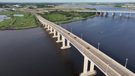 Vista-Aérea-Del-Tráfico-Que-Cruza-El-Puente-De-La-Victoria-Sobre-El-Río-Raritan