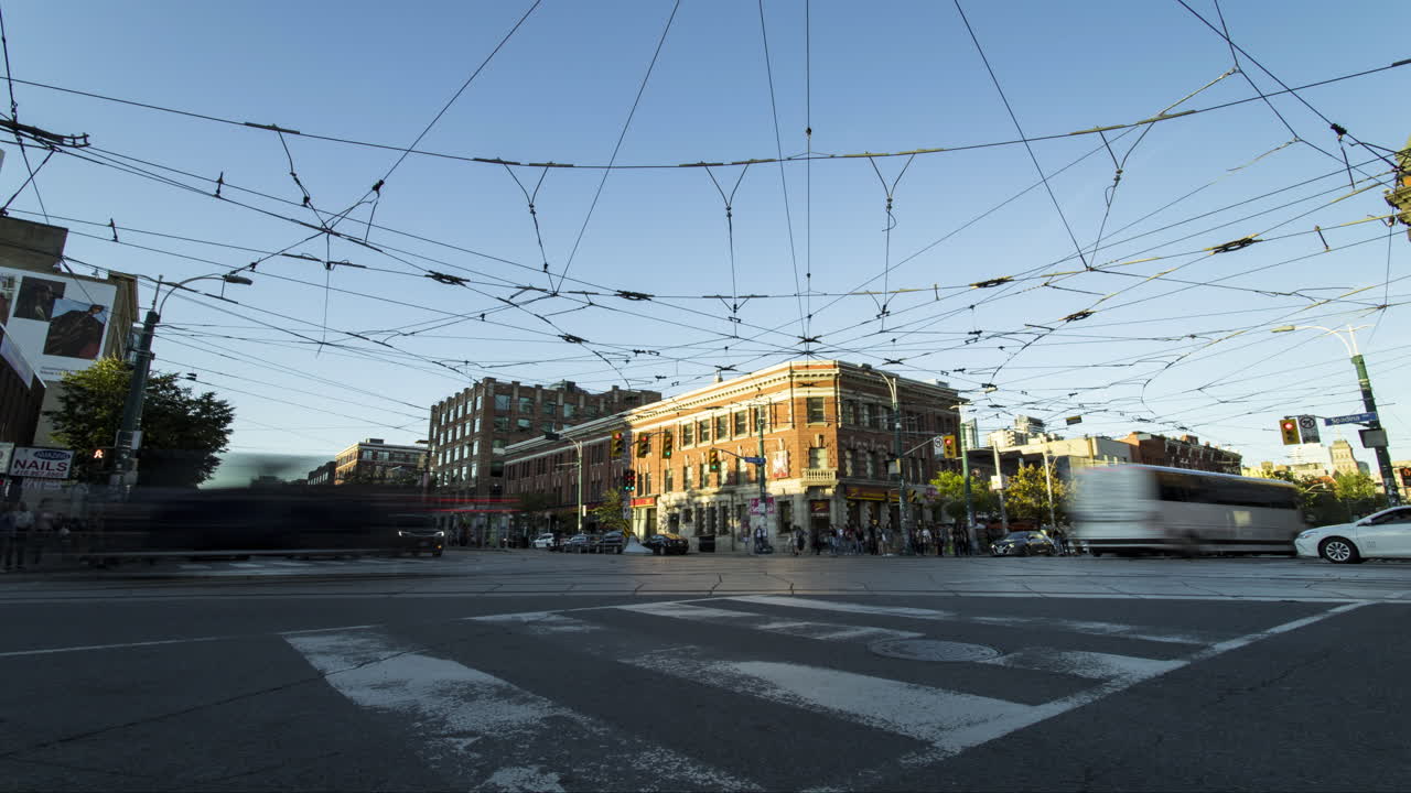 토론토에서 보행자, 자동차, 기차와 함께 바쁜 스파다이나 거리 교차로 교통의 시간 경과