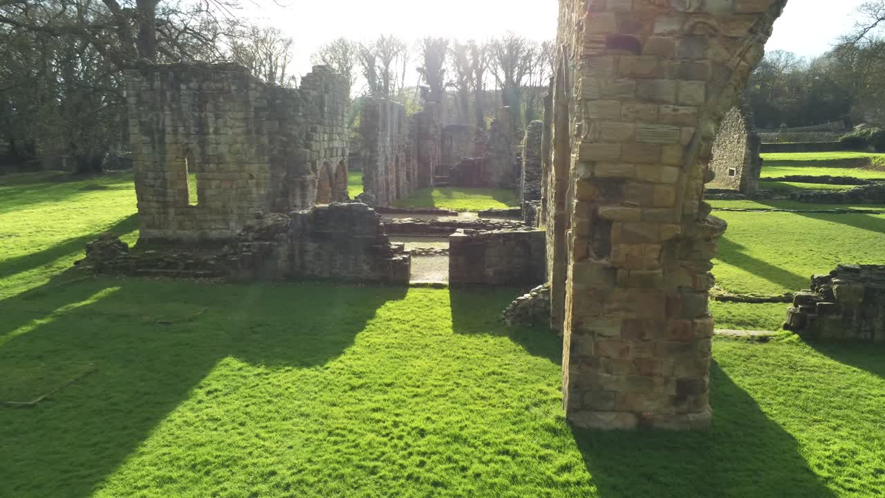 basingwerk 수도원 랜드마크 중세 버려진 웨일스어 유적 조감도 느린 낮은 푸시 인