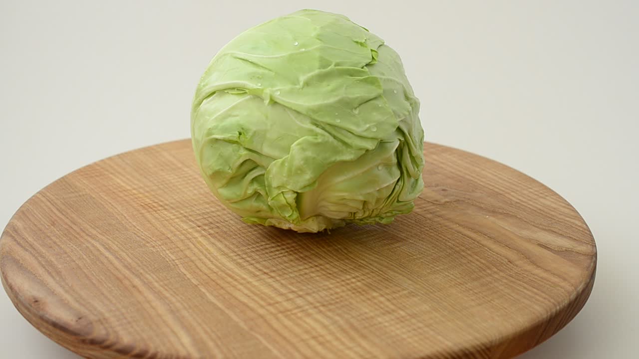 まな板のキャベツ。動きのある撮影