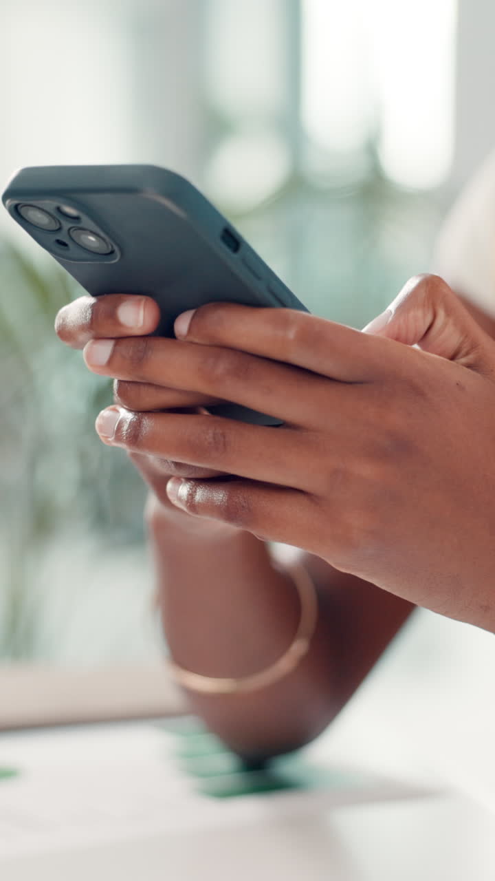 Nærbillede af hænder, der skriver og scroller på en smartphone