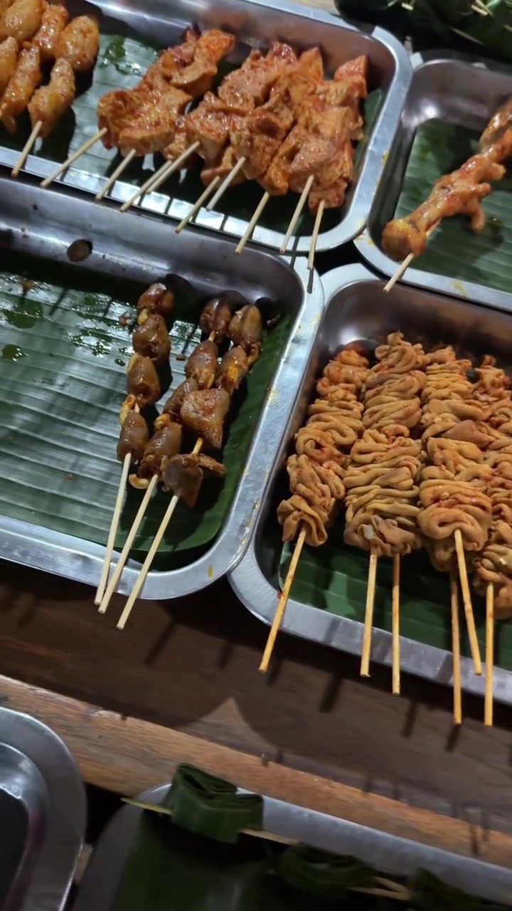 Aneka Sate Jajanan Kaki Lima Indonesia yang Dipajang