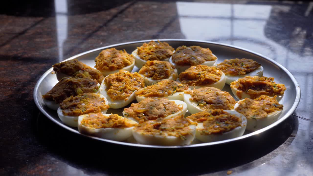 relleno de huevos relleno plato de huevo cocido lleno de un sabroso huevo relleno también conocido como huevos rellenos, huevos rusos o huevos aliñados