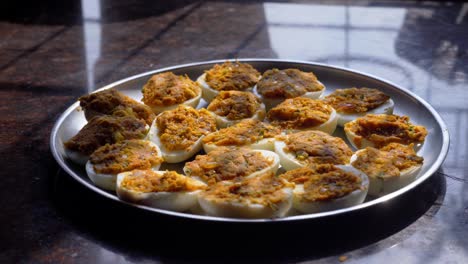 relleno de huevos relleno plato de huevo cocido lleno de un sabroso huevo relleno también conocido como huevos rellenos, huevos rusos o huevos aliñados