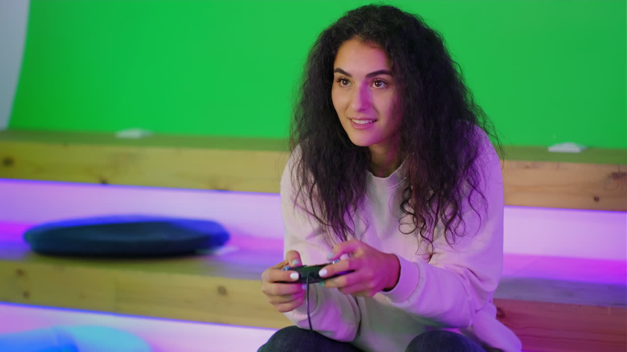 mujer jugando a videojuegos