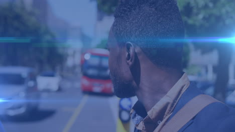 puntos de luz contra el hombre afroamericano esperando en una parada de autobús