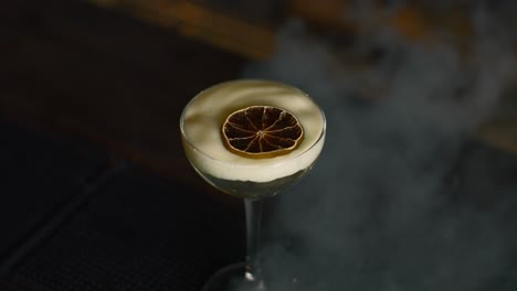 un hermoso cóctel con hielo seco y espuma