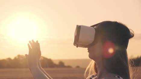 mujer experimentando la realidad virtual al atardecer