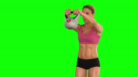 Fitte-Frau-Hebt-Kettlebell-