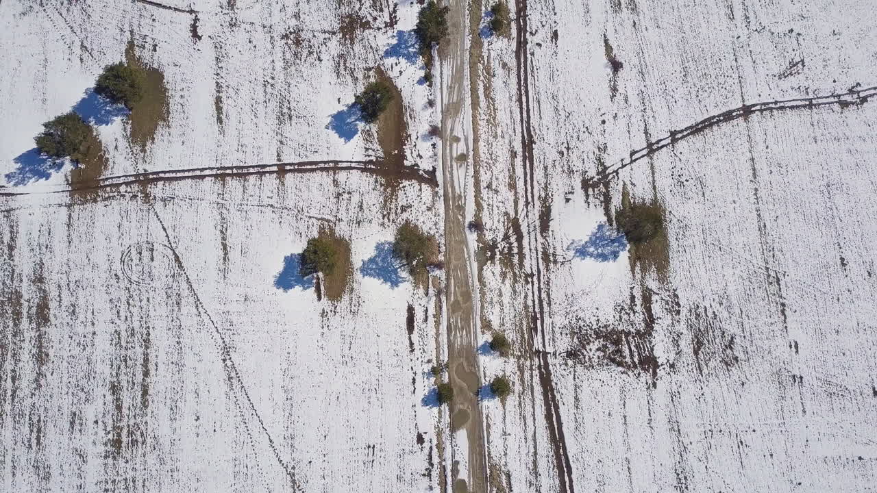 vista aérea superior del sendero nevado en la montaña en invierno